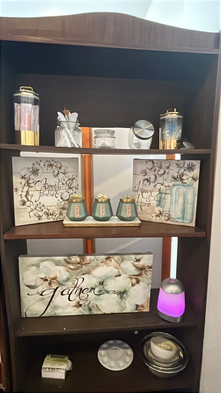 Repisa con aromaterapia y productos
