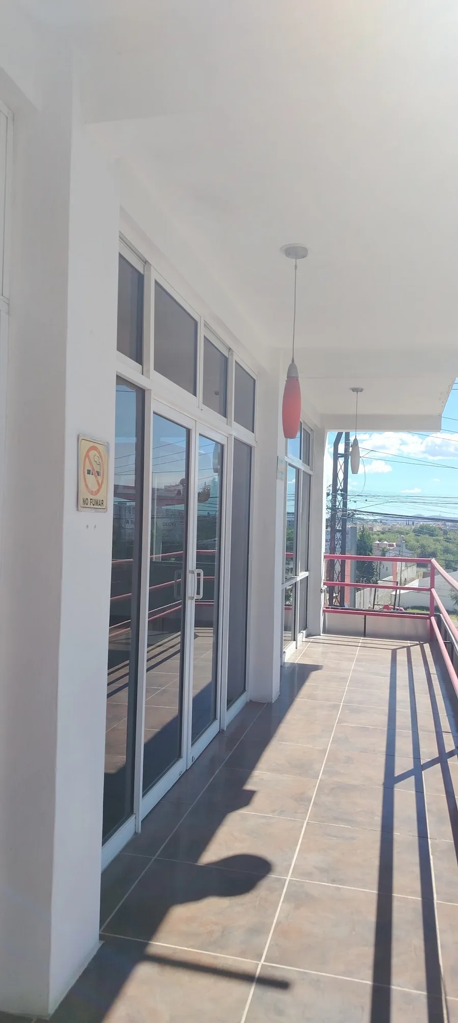Pasillo y terraza del spa